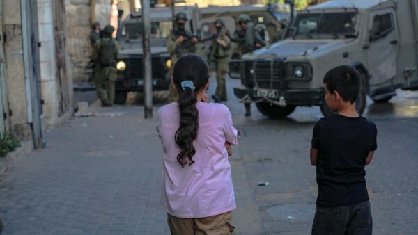 الاحتلال يشن حملة اقتحامات ويعتقل 31 فلسطينياً في الضفة
