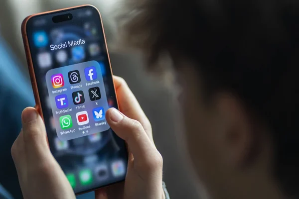 هيئة بريطانية تكشف مخاطر “تيك توك” و”يوتيوب” على الأطفال