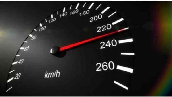 ضبط مركبتين تسيران بسرعة 200 كم/ ساعة على طريق الأزرق-الزرقاء