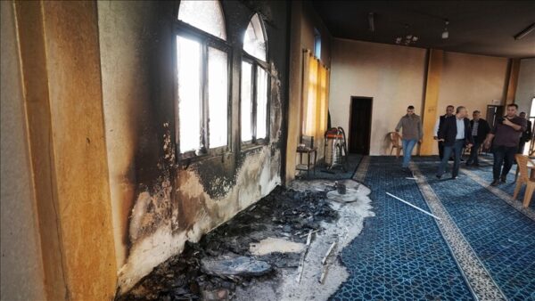 مستوطنون يحرقون مسجدا ومركبات ويهاجمون منازل بالضفة