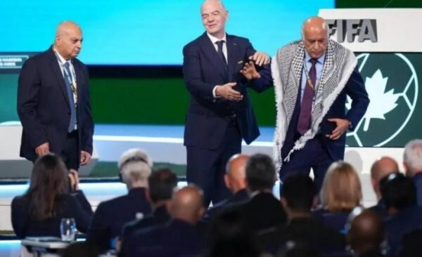 الرجوب يرفض مصافحة ممثل دولة الاحتلال في “الفيفا”