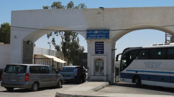 هل يتقيد جسر الملك حسين بعدد أو وقت لاستقبال القادمين؟