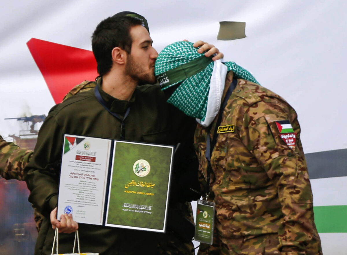بعد استشهاده أمس.. من هو عنصر “وحدة الظل” الذي قبّل أسير إسرائيلي رأسه بغزة؟ (صورة)
