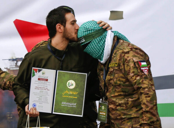 بعد استشهاده أمس.. من هو عنصر “وحدة الظل” الذي قبّل أسير إسرائيلي رأسه بغزة؟ (صورة)