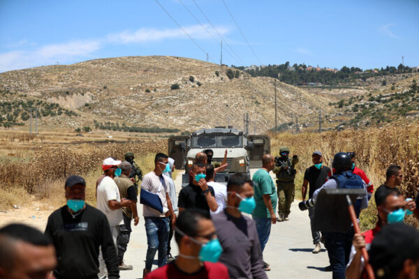 فلسطينيون يصلون الجمعة في أرضٍ مهددة باعتداءات مستوطنين إسرائيليين
