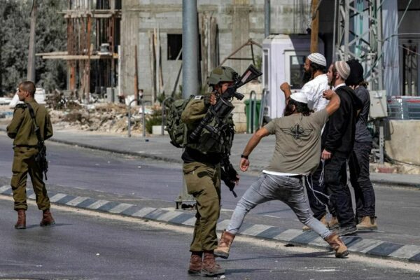 إرهاب المستوطنين.. حرق مركبة ونصب كرفانات وتخريب ممتلكات الفلسطينيين بالضفة