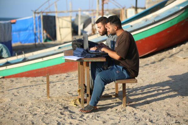 عبر تطبيق تبرع به الأردن.. آلاف الطلاب في غزة يؤدون امتحانات التوجيهي السبت المقبل