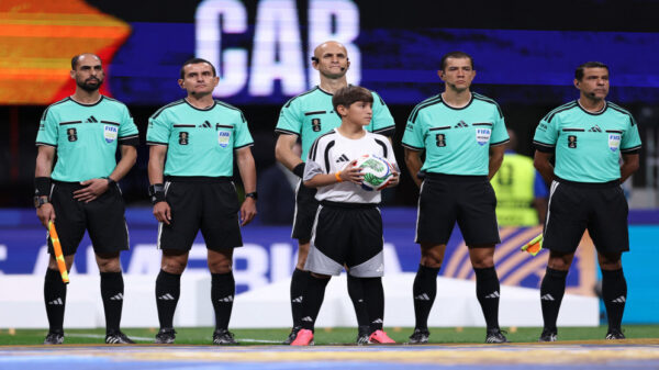 المخادمة ورفاقه يديرون مباراة أمريكا وبلجيكا في كأس العالم