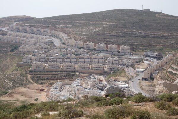 حماس تدين تحويل مستوطنة “جفعات زئيف” بالقدس إلى مدينة صهيونية