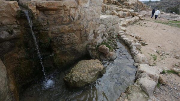 مستوطنون يستولون على عين مياه شرق القدس