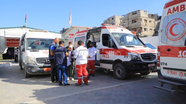 86 مريضاً ومرافقاً يغادرون قطاع غزة عبر معبر رفح البري
