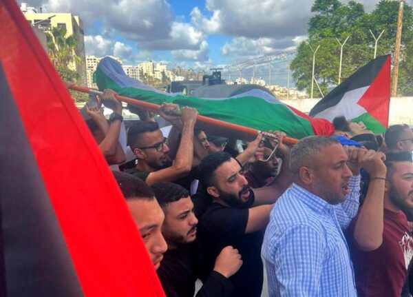 قوات الاحتلال تسلم جثمان الشهيد أبو ليل لعائلته