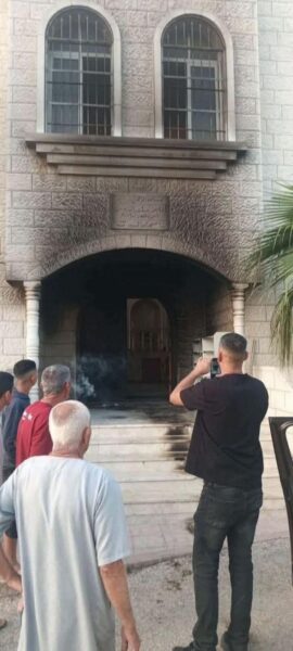 دعت للنفير.. “حماس”: إحراق مليشيات المستوطنين لمسجدين بنابلس وطولكرم لا يُسكت عنه