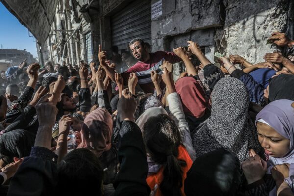 رحلة البحث عن “ربطة خبز”.. تقليص الاحتلال للدقيق المدخل عبر المعابر يزيد المجاعة بغزة