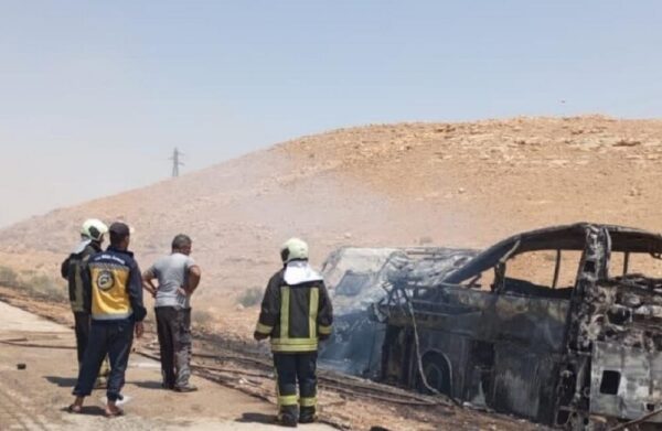 35 وفاة و30 إصابة بتصادم حافلتين على طريق دير الزور في سوريا